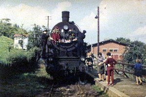 Die letzte Fahrt - Anwohner in Farnroda schmcken die Lok