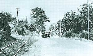 Ab hier verlaufen Bahn und Strae nebeneinander