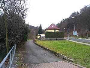 Die ehemalige Bahnsteigkante ist heute noch zu erkennen. 