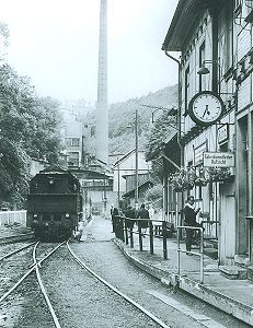 Empfangsgebude und Bahnsteig